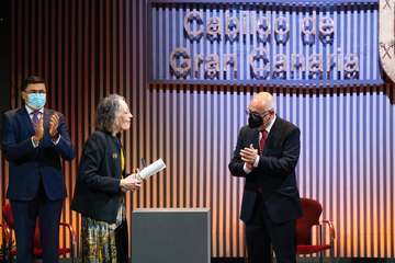 El Cabildo entrega sus honores y distinciones a 19 personas y entidades por su labor en favor de la sociedad grancanaria/TA.